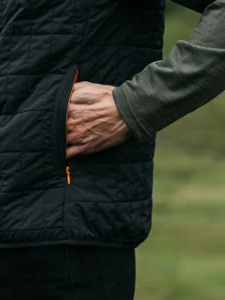 Store Finisterre Men's Firecrest Insulated Vest Black