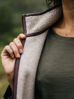 Fashion Finisterre Women's Hegen Wool Fleece Vest Oatmeal