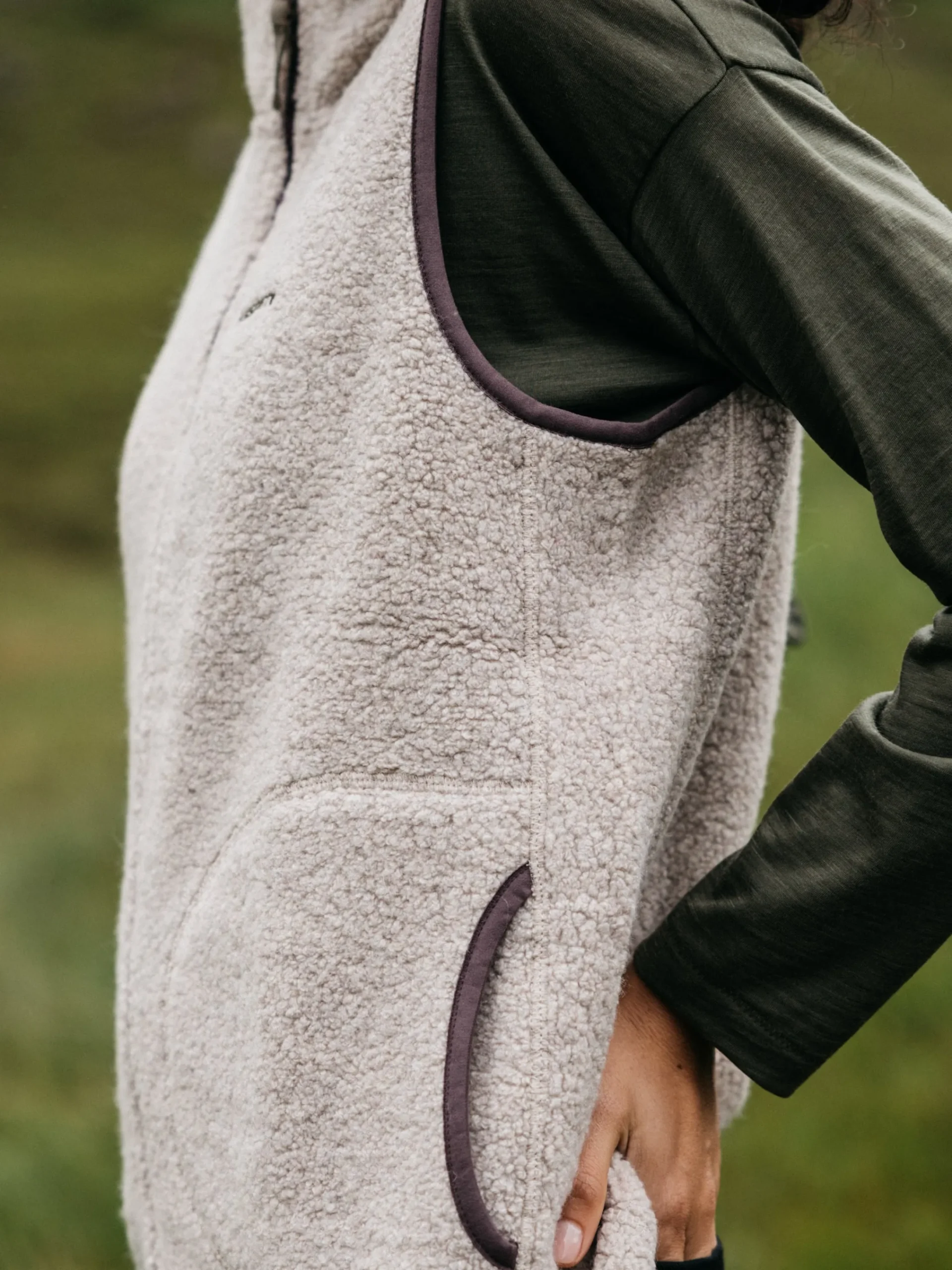 Fashion Finisterre Women's Hegen Wool Fleece Vest Oatmeal
